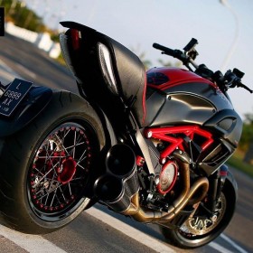 Jante avant à rayon Kinéo pour équiper votre moto Ducati Diavel x Diavel